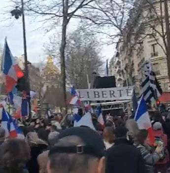 Fala protestów przeciwko sanitaryzmowi na świecie